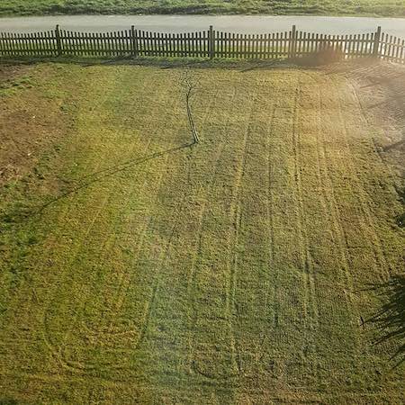 scarification d'une pelouse sur le sens de la longeur et de la largeur