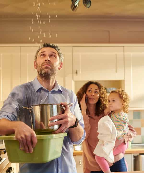 Des fuites d'eau s'échappent du plafond